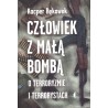 Człowiek z małą bombą
